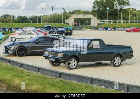 Chester, Cheshire, England, 29. September 2023. Dunkelgrüner Chevrolet El Camino und grauer Ford Mustang GT auf einer Autoausstellung. Stockfoto