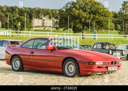 Chester, Cheshire, England, 29. September 2023. Rote BMW 8er Serie auf Bolesworth Castle ausgestellt, Leitbild für den Lifestyle von Automobilen. Stockfoto