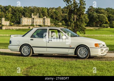 Chester, Cheshire, England, 29. September 2023. White Ford Sierra RS Cosworth Saphir mit Bolesworth Castle im Hintergrund. Stockfoto