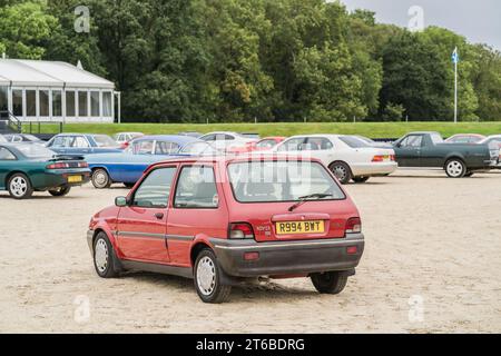 Chester, Cheshire, England, 30. September 2023. Red Rover 100 mit Autos im Hintergrund, Leitbild für den Lifestyle von Fahrzeugen. Stockfoto