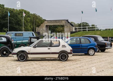 Chester, Cheshire, England, 30. September 2023. Seitenansicht eines weißen Peugeot 205 GTi und eines blauen Citroen Saxo VTR bei einer Oldtimer-Ausstellung. Stockfoto