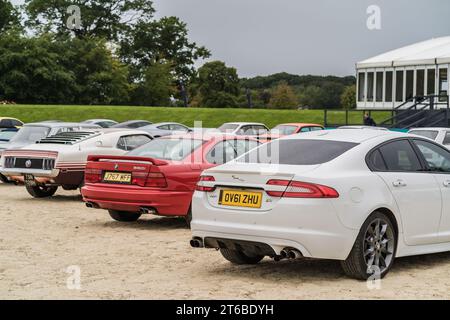 Chester, Cheshire, England, 30. September 2023. Weißer Jaguar XFR und ein roter BMW 8er bei einem Oldtimer-Display. Stockfoto