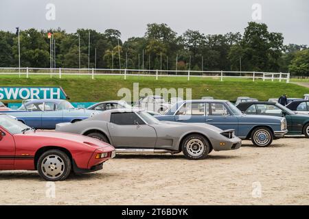 Chester, Cheshire, England, 30. September 2023. Seitenansicht eines grauen Chevrolet Corvette Stingray bei einer Oldtimer-Ausstellung. Stockfoto