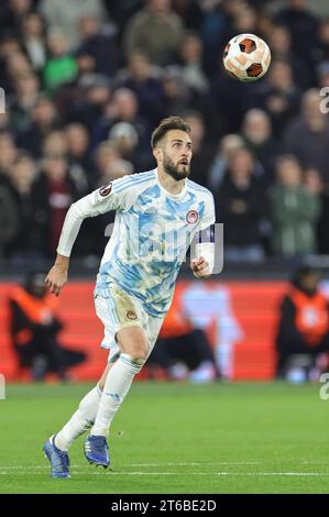 London, Großbritannien. November 2023. Kostas Fortounis #7 von Olympiakos mit dem Ball während des UEFA Europa League-Spiels West Ham United gegen Olympiakos FC im London Stadium, London, Großbritannien, 9. November 2023 (Foto: Mark Cosgrove/News Images) in London, Vereinigtes Königreich am 11.9.2023. (Foto: Mark Cosgrove/News Images/SIPA USA) Credit: SIPA USA/Alamy Live News Stockfoto