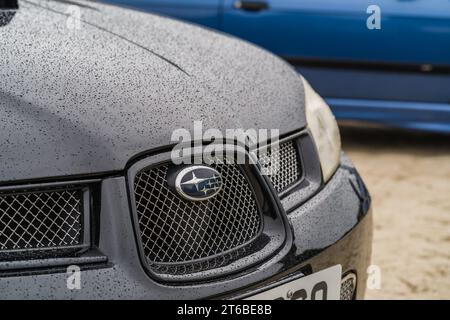 Chester, Cheshire, England, 30. September 2023. Nahaufnahme eines Subaru Impreza WRX-Kühlergrills und Emblems mit Regentropfen auf dem Lack des Fahrzeugs. Stockfoto