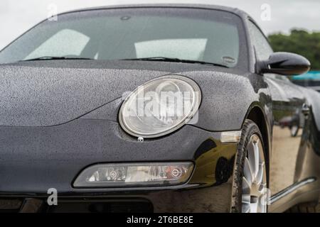 Chester, Cheshire, England, 30. September 2023. Nahaufnahme eines schwarzen Porsche 911 mit Wassertröpfchen auf dem Lack. Stockfoto