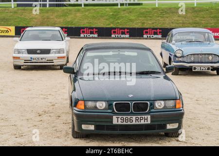 Chester, Cheshire, England, 30. September 2023. Green BMW 3er Cabriolet mit Lexus LS400 und Vauxhall Cresta auf Display. Stockfoto