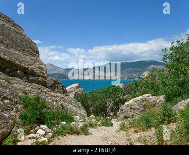Malerische Aussicht vom Wanderweg am Fuße des Altschak Bergmeers in Richtung Sudak-Stadt auf der Krim, Russland. Stockfoto