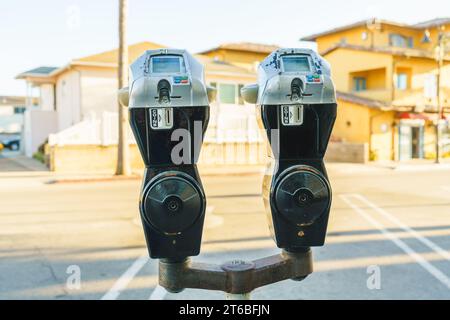 Automatische öffentliche Parkplätze, Geldautomaten und Fahrkartenautomaten auf der Straße an einem sonnigen Tag, ohne Leute Stockfoto