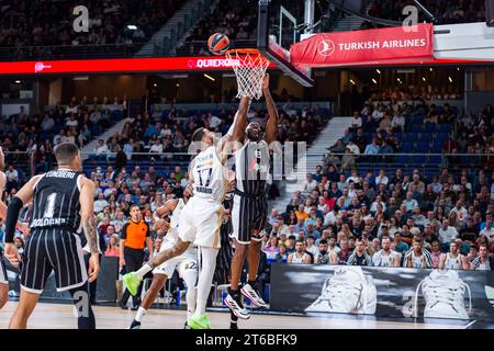 Madrid, Madrid, Spanien. November 2023. Vincent Poirier von Real Madrid (L) und Bryant Dunston von Virtus Bologna (R) wurden während des Euroleague-Spiels 2022/23 zwischen Real Madrid und Virtus Bologna im Wizink Center in Madrid gesehen. (Kreditbild: © Alberto Gardin/ZUMA Press Wire) NUR REDAKTIONELLE VERWENDUNG! Nicht für kommerzielle ZWECKE! Stockfoto