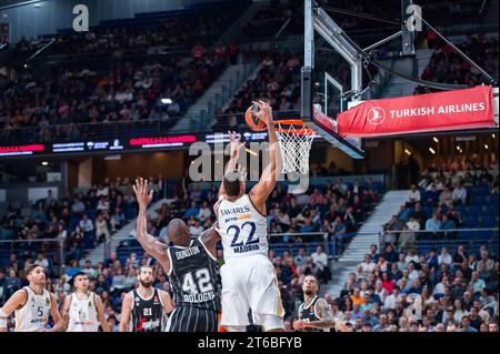 Madrid, Madrid, Spanien. November 2023. Bryant Dunston von Virtus Bologna (L) und Edy Tavares von Real Madrid (R) wurden während des Euroleague-Spiels 2022/23 zwischen Real Madrid und Virtus Bologna im Wizink Center in Madrid gesehen. (Kreditbild: © Alberto Gardin/ZUMA Press Wire) NUR REDAKTIONELLE VERWENDUNG! Nicht für kommerzielle ZWECKE! Stockfoto