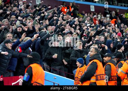 BIRMINGHAM - Fans beim Gruppenspiel der UEFA Conference League zwischen Aston Villa FC und AZ Alkmaar am 9. November 2023 in Birmingham. ANP ED VAN DE POL Stockfoto