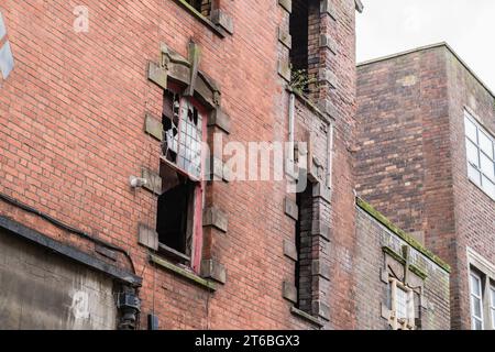 Burslem, Stoke on Trent, England, 21. März 2023. Zertrümmerte Fenster auf verlassenen Anwesen, urbaner Verfall, Vandalismus redaktionelle Illustration. Stockfoto