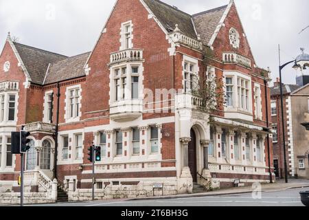 Burslem, Stoke on Trent, England, 21. März 2023. Geschlossene Natwest Bank im Stadtzentrum von Burslem, Illustration für Unternehmen, Immobilien und redaktionelle Reisen. Stockfoto