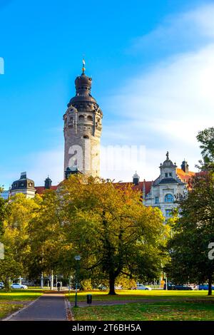 Neues Rathaus und Rathausturm in Leipzig. Blick vom Apels Garten Park, einer von Leipz Stockfoto