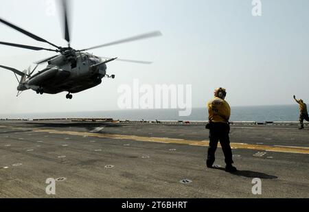 USMC - CH-53E Super Hengst - HMM165 - USS Peleliu (LHA 5) 110810 Stockfoto