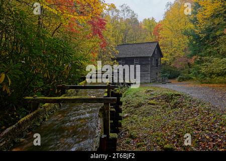 Historische Mingus Mill im Great Smoky Mountains National Park in North Carolina mit Herbstfarbe Stockfoto