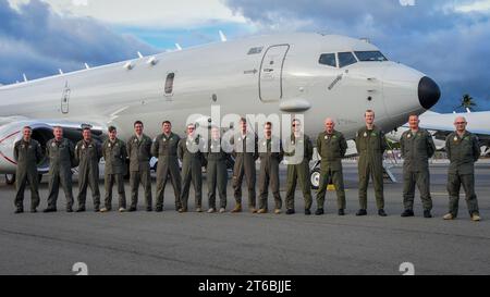 USN- und RAAF-Mitarbeiter posieren mit einem RAAF P-8 während der RIMPAC 2022 Stockfoto