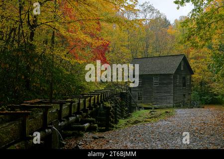 Historische Mingus Mill im Great Smoky Mountains National Park in North Carolina im Herbst Stockfoto