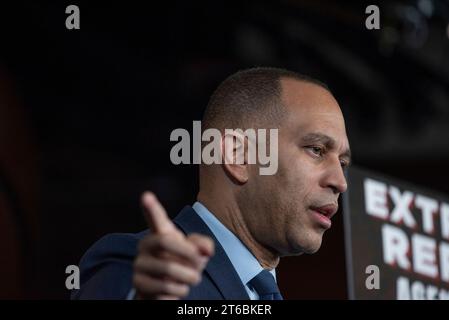 Washington, Vereinigte Staaten. November 2023. Hakeem Jeffries (Demokrat von New York) bei einer wöchentlichen Pressekonferenz im Capitol-Gebäude in Washington, DC am Donnerstag, den 9. November 2023. Quelle: Annabelle Gordon/CNP/dpa/Alamy Live News Stockfoto