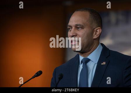 Washington, Vereinigte Staaten. November 2023. Hakeem Jeffries (Demokrat von New York) bei einer wöchentlichen Pressekonferenz im Capitol-Gebäude in Washington, DC am Donnerstag, den 9. November 2023. Quelle: Annabelle Gordon/CNP/dpa/Alamy Live News Stockfoto