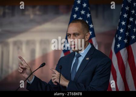 Washington, Vereinigte Staaten. November 2023. Hakeem Jeffries (Demokrat von New York) bei einer wöchentlichen Pressekonferenz im Capitol-Gebäude in Washington, DC am Donnerstag, den 9. November 2023. Quelle: Annabelle Gordon/CNP/dpa/Alamy Live News Stockfoto