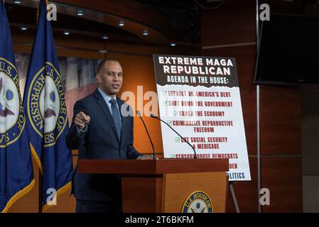 Washington, Vereinigte Staaten. November 2023. Hakeem Jeffries (Demokrat von New York) bei einer wöchentlichen Pressekonferenz im Capitol-Gebäude in Washington, DC am Donnerstag, den 9. November 2023. Quelle: Annabelle Gordon/CNP/dpa/Alamy Live News Stockfoto