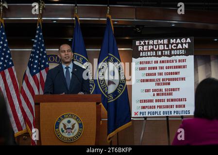 Washington, Vereinigte Staaten. November 2023. Hakeem Jeffries (Demokrat von New York) bei einer wöchentlichen Pressekonferenz im Capitol-Gebäude in Washington, DC am Donnerstag, den 9. November 2023. Quelle: Annabelle Gordon/CNP/dpa/Alamy Live News Stockfoto