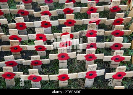 London, Großbritannien. November 2023. Kreuze und Mohnblumen mit Erinnerungsbotschaften wurden auf dem Gelände der Westminster Abbey im Zentrum von London vor dem Waffenstillstand und dem Gedenktag gelegt. Das Feld der Erinnerung ist bis zum 19. November für die Öffentlichkeit zugänglich. (Foto: Steve Taylor/SOPA Images/SIPA USA) Credit: SIPA USA/Alamy Live News Stockfoto