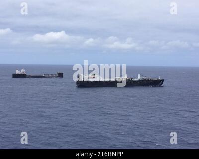 USNS Dahl (T-AKR-312) und USNS Montford Point (MLP-1) sind im Mai 2015 vor Hawaii unterwegs Stockfoto