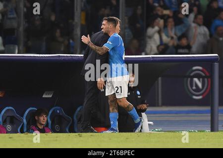 Neapel, Italien. November 2023. Rudi Garcia Cheftrainer des SSC Neapel und Matteo Politano vom SSC Neapel feiern nach 1-0 während des UEFA Champions League-Spiels zwischen dem SSC Neapel und 1. FC Union Berlin im Stadio Diego Armando Maradona Neapel am 8. November 2023. Franco Romano/Alamy Live News Stockfoto