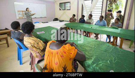 Die USNS Mercy Crew veranstaltet 150630 ein Frauensymposium in Arawa Stockfoto