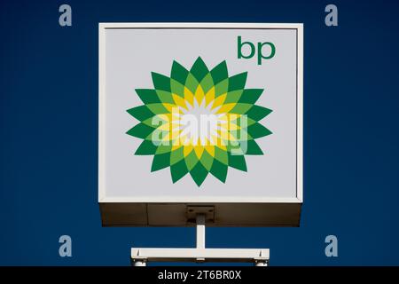 WEST BRANCH, IA, USA - 20. OKTOBER 2023: Außenschild der BP Tankstelle und Markenlogo. Stockfoto