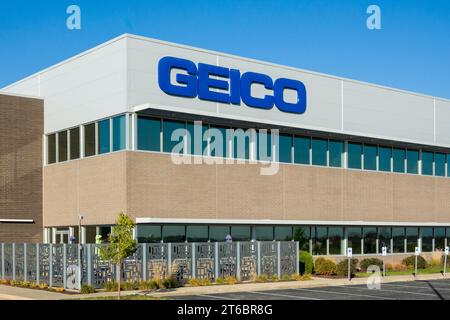 IOWA CITY, IA, USA – 20. OKTOBER 2023: Außenansicht des Büros des regionalen Hauptsitzes von Geico und Markenlogo. Stockfoto