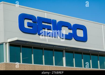 IOWA CITY, IA, USA – 20. OKTOBER 2023: Außenansicht des Büros des regionalen Hauptsitzes von Geico und Markenlogo. Stockfoto