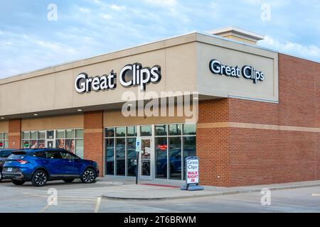 SPRINGFIELD, IL, USA – 18. OKTOBER 2023: Außenansicht und Markenlogo von Great Clips. Stockfoto