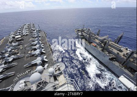 USNS Richard E. Byrd liefert USS Nimitz wieder. (8696717550) Stockfoto