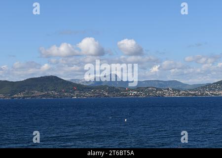 Mont COUDON vu de la presqu'île de Giens Stockfoto