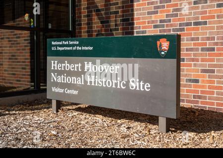 WEST BRANCH, IA, USA - 20. OKTOBER 2023: Besucherzentrum an der Herbert Hoover National Historic Site. Stockfoto