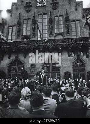 US-Präsident John F. Kennedy steht vor dem Roemer - Frankfurter Rathaus 1963 Stockfoto