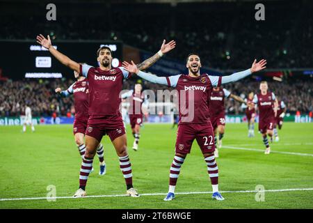 London, Großbritannien. November 2023. Lucas Paqueta von West Ham United (links) und Said Benrahma von West Ham United (rechts) feiert das erste Tor ihrer Mannschaft während des Spiels West Ham United FC gegen Olympiakos FC UEFA Europa League Group A im London Stadium, London, England, Vereinigtes Königreich am 9. November 2023 Guthaben: Jede Zweite Media/Alamy Live News Stockfoto