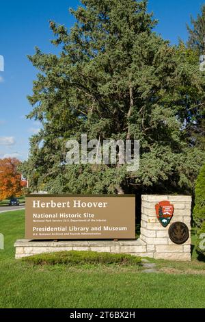 WEST BRANCH, IA, USA - 20. OKTOBER 2023: Eintrittsschild zur Herbert Hoover National Historic Site. Stockfoto