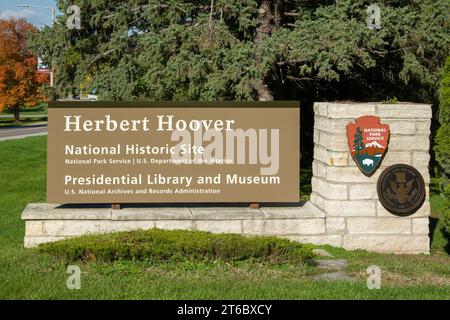 WEST BRANCH, IA, USA - 20. OKTOBER 2023: Eintrittsschild zur Herbert Hoover National Historic Site. Stockfoto