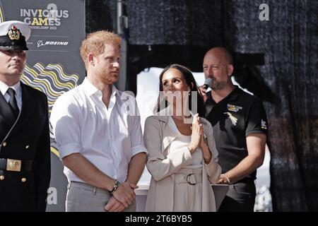 Aktenfoto vom 09/23 des Herzogs und der Herzogin von Sussex während einer Medaillenzeremonie bei den Invictus Games. Der Herzog von Sussex hat einen bewegenden Brief an hinterlassene Militärkinder vor dem Gedenktag in seiner neuen Rolle als globaler Botschafter für die Wohltätigkeitsorganisation geschrieben, die sie unterstützt. Ausgabedatum: Donnerstag, 9. November 2023. Stockfoto