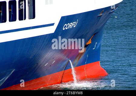 Der farbenfrohe Bug der italienischen RoRo-Fähre Curfù, der dunkelblaue Rumpf kontrastiert mit orangefarbenen Rostflecken vom Anker, die den Rumpf abkratzen. Stockfoto