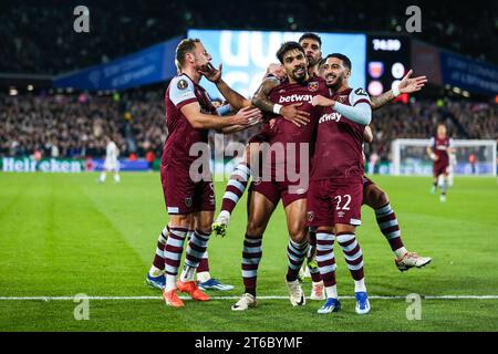 London, Großbritannien. November 2023. Lucas Paqueta von West Ham United feiert den ersten Treffer ihrer Mannschaft zusammen mit West Ham United's Said Benrahma während des Spiels West Ham United FC gegen Olympiakos FC UEFA Europa League Group A im London Stadium, London, England, Vereinigtes Königreich am 9. November 2023 Guthaben: Jede Zweite Media/Alamy Live News Stockfoto