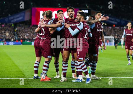 London, Großbritannien. November 2023. Lucas Paqueta von West Ham United feiert den ersten Treffer ihrer Mannschaft zusammen mit West Ham United's Said Benrahma während des Spiels West Ham United FC gegen Olympiakos FC UEFA Europa League Group A im London Stadium, London, England, Vereinigtes Königreich am 9. November 2023 Guthaben: Jede Zweite Media/Alamy Live News Stockfoto