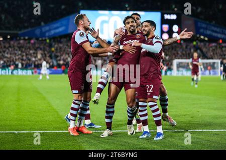 London, Großbritannien. November 2023. Lucas Paqueta von West Ham United feiert den ersten Treffer ihrer Mannschaft zusammen mit West Ham United's Said Benrahma während des Spiels West Ham United FC gegen Olympiakos FC UEFA Europa League Group A im London Stadium, London, England, Vereinigtes Königreich am 9. November 2023 Guthaben: Jede Zweite Media/Alamy Live News Stockfoto