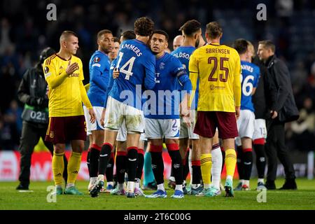 James Tavernier interagiert mit Sam Lammers nach dem Spiel der UEFA Europa League Gruppe C im Ibrox Stadium in Glasgow. Bilddatum: Donnerstag, 9. November 2023. Stockfoto