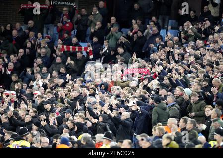 BIRMINGHAM - AZ Alkmaar Fans beim Gruppenspiel der UEFA Conference League zwischen Aston Villa FC und AZ Alkmaar am 9. November 2023 in Birmingham. ANP ED VAN DE POL Stockfoto